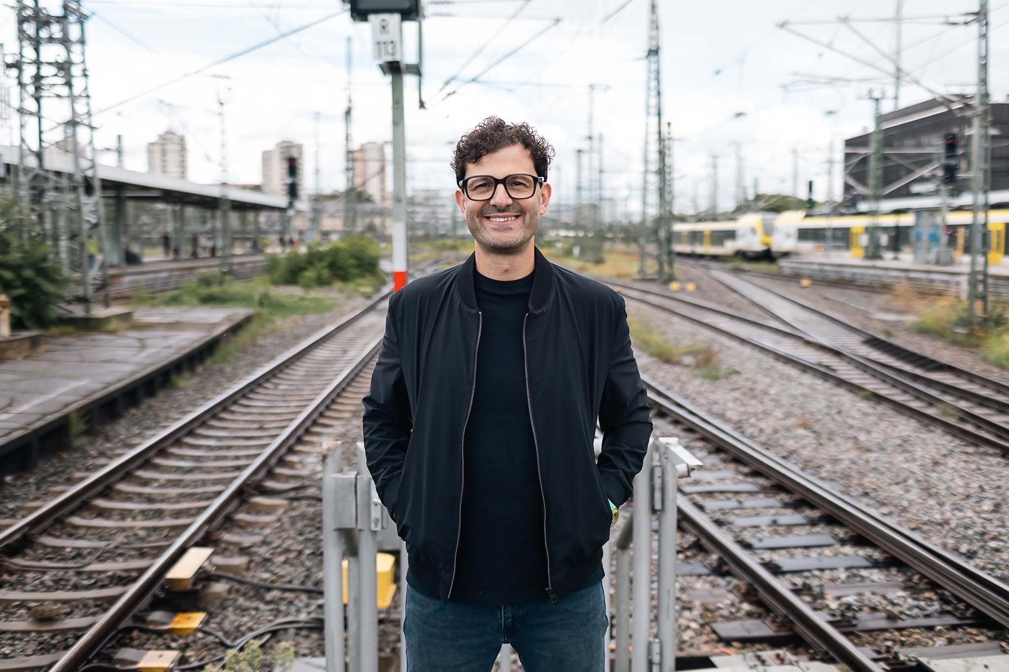 Luigi Pantisano davanti ai binari ferroviari in Germania