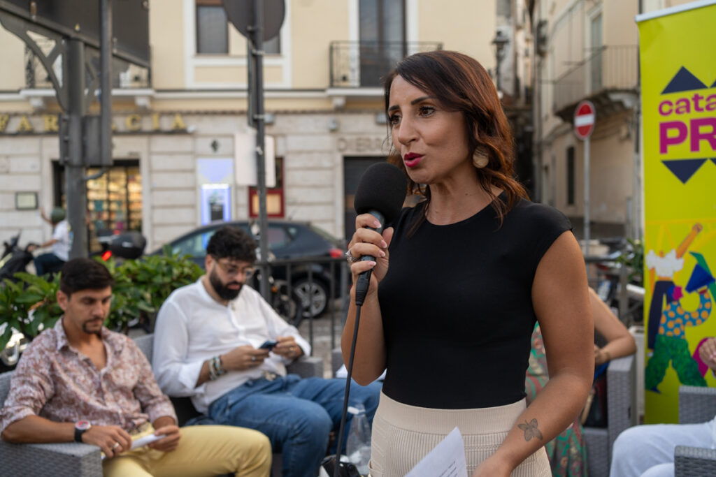Ogni foto selezionata e caricata rappresenta un frammento di quella profezia del mandorlo di cui abbiamo parlato. Curando le ombre, i contrasti e la composizione in fase di sviluppo digitale, ho voluto restituire a chi non c'era la stessa profondità spirituale vissuta dal vivo. Sfogliando queste immagini, il calore di quello spazio condiviso diventa reale, ricordandoci che lo sguardo e l'ascolto restano gli strumenti più potenti che abbiamo per abbattere i muri interiori e ritrovarci umani.