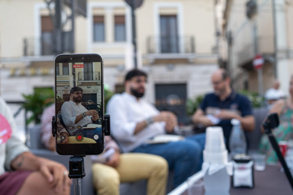Ogni foto selezionata e caricata rappresenta un frammento di quella profezia del mandorlo di cui abbiamo parlato. Curando le ombre, i contrasti e la composizione in fase di sviluppo digitale, ho voluto restituire a chi non c'era la stessa profondità spirituale vissuta dal vivo. Sfogliando queste immagini, il calore di quello spazio condiviso diventa reale, ricordandoci che lo sguardo e l'ascolto restano gli strumenti più potenti che abbiamo per abbattere i muri interiori e ritrovarci umani.