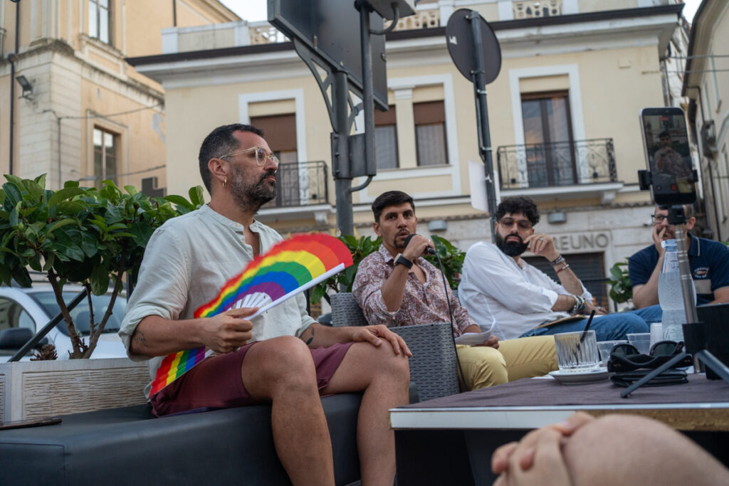 Ogni foto selezionata e caricata rappresenta un frammento di quella profezia del mandorlo di cui abbiamo parlato. Curando le ombre, i contrasti e la composizione in fase di sviluppo digitale, ho voluto restituire a chi non c'era la stessa profondità spirituale vissuta dal vivo. Sfogliando queste immagini, il calore di quello spazio condiviso diventa reale, ricordandoci che lo sguardo e l'ascolto restano gli strumenti più potenti che abbiamo per abbattere i muri interiori e ritrovarci umani.