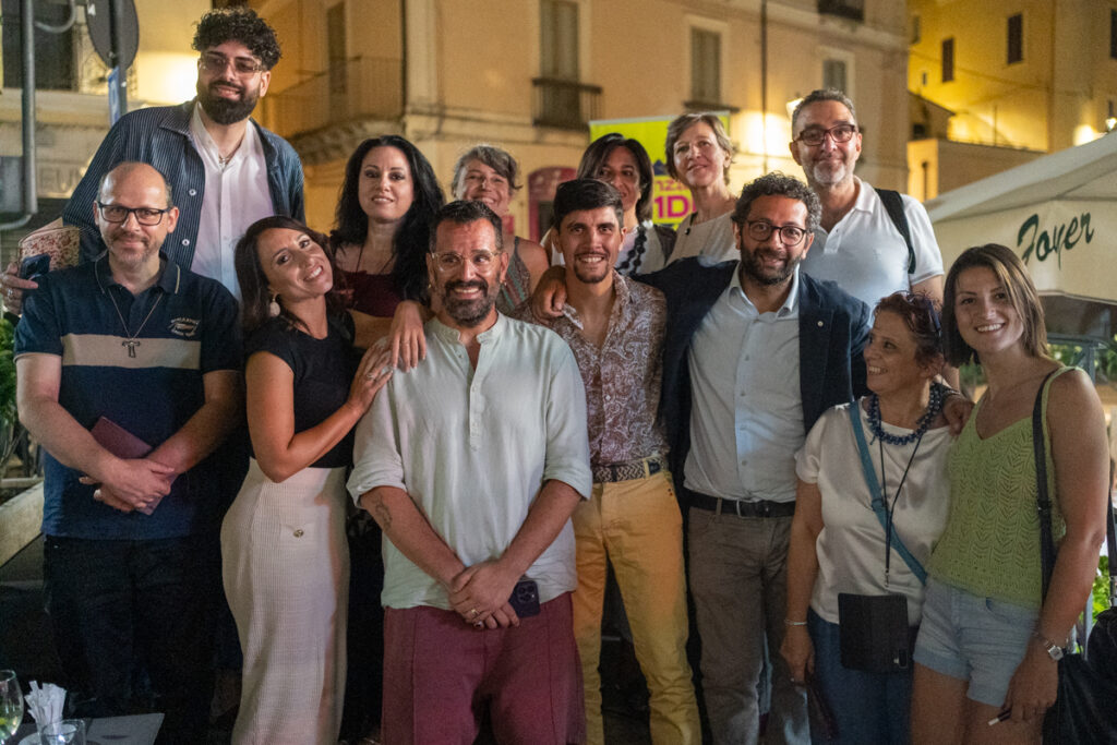 Ogni foto selezionata e caricata rappresenta un frammento di quella profezia del mandorlo di cui abbiamo parlato. Curando le ombre, i contrasti e la composizione in fase di sviluppo digitale, ho voluto restituire a chi non c'era la stessa profondità spirituale vissuta dal vivo. Sfogliando queste immagini, il calore di quello spazio condiviso diventa reale, ricordandoci che lo sguardo e l'ascolto restano gli strumenti più potenti che abbiamo per abbattere i muri interiori e ritrovarci umani.