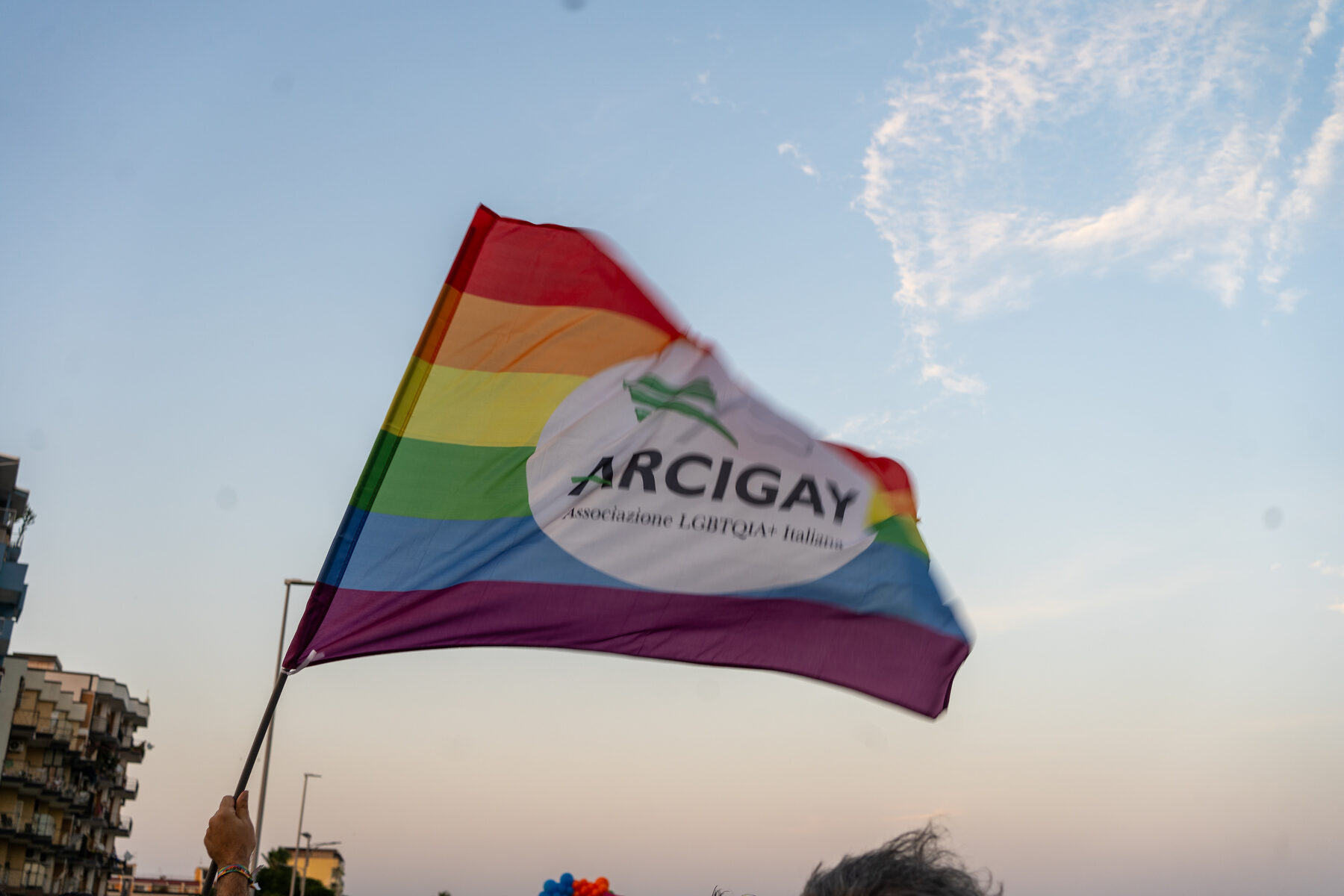 Una bandiera arcobaleno sventola sopra il corteo del Catanzaro Pride