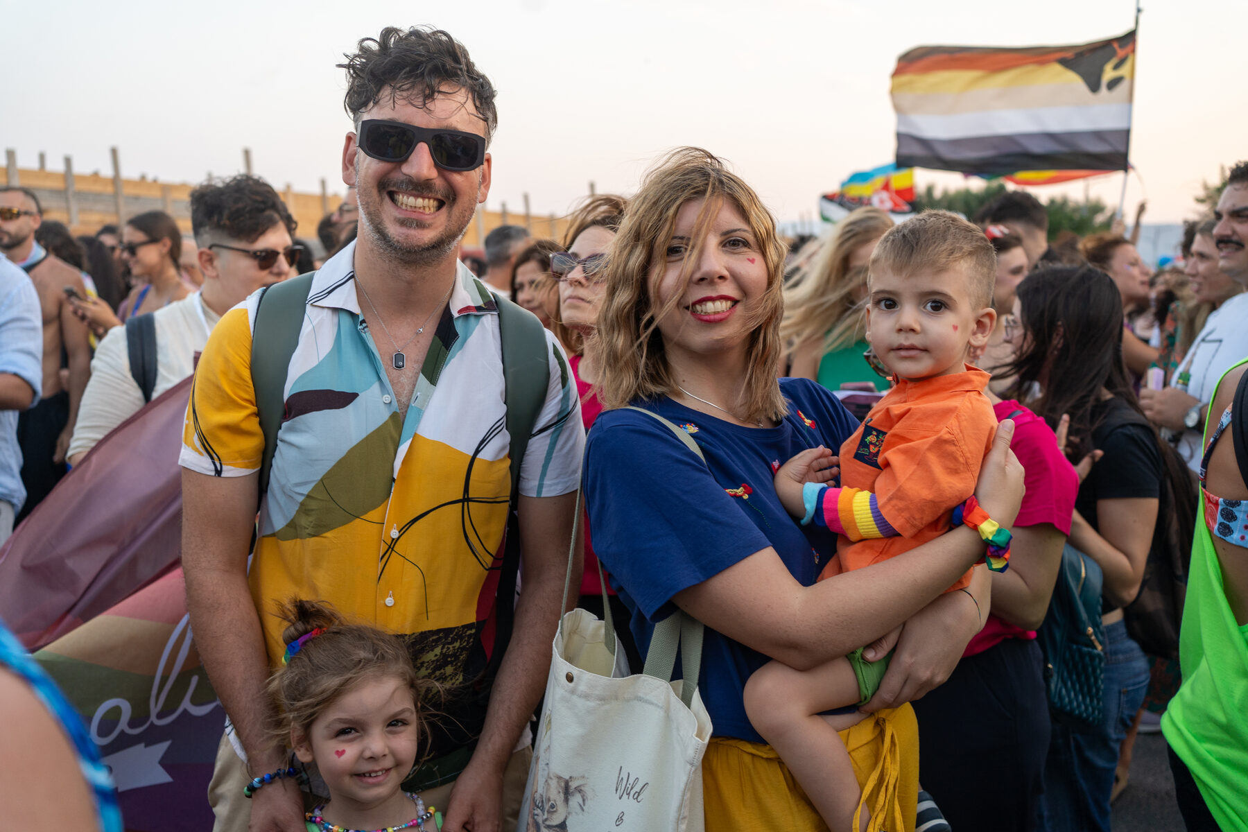 Una famiglia con due bambini piccoli partecipa al Catanzaro Pride