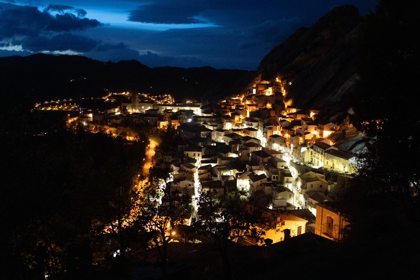 Castelmezzano di notte, il paese illuminato nella gola sotto le rocce