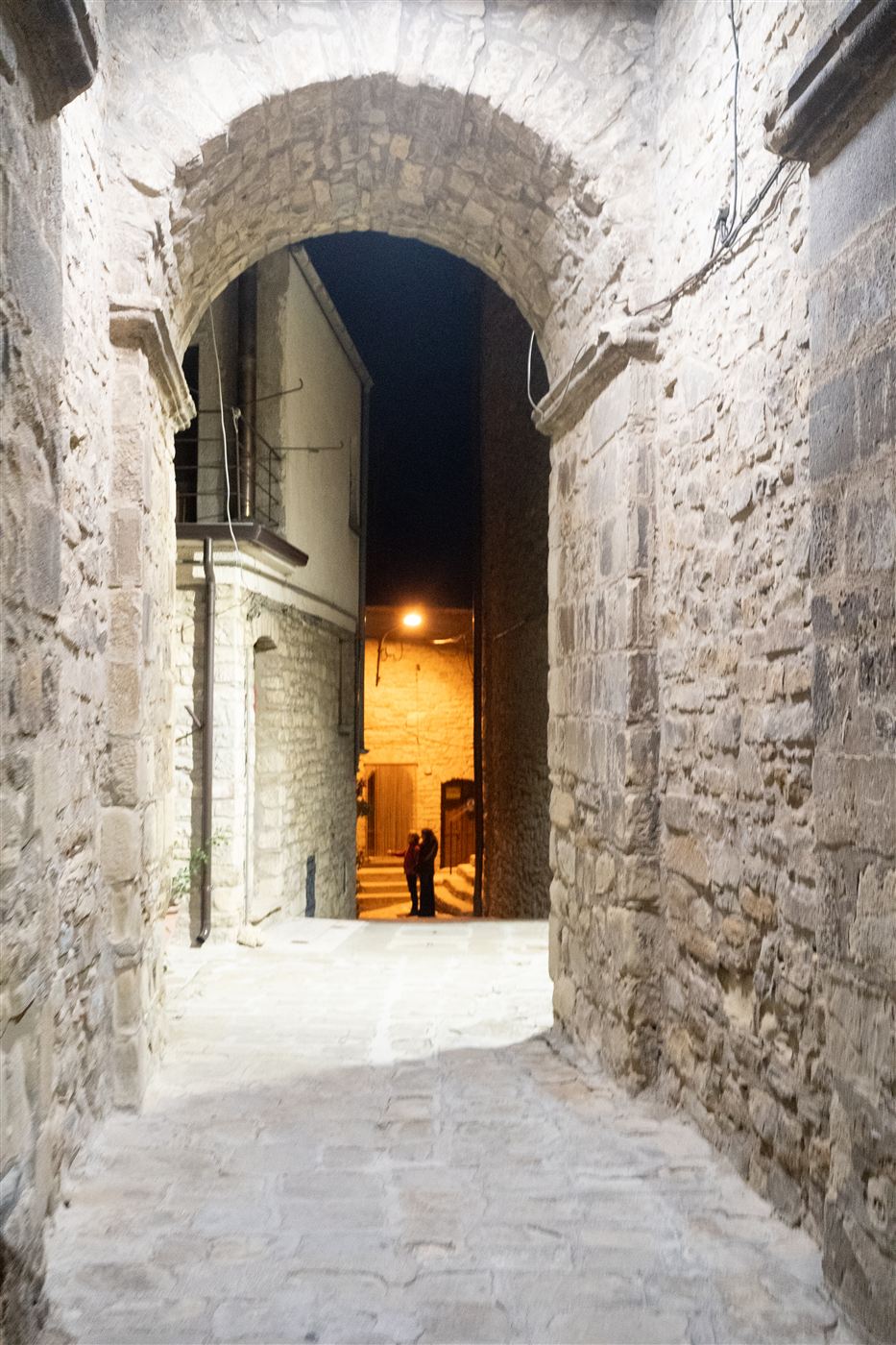 Passaggio ad arco in pietra nel centro storico, di notte