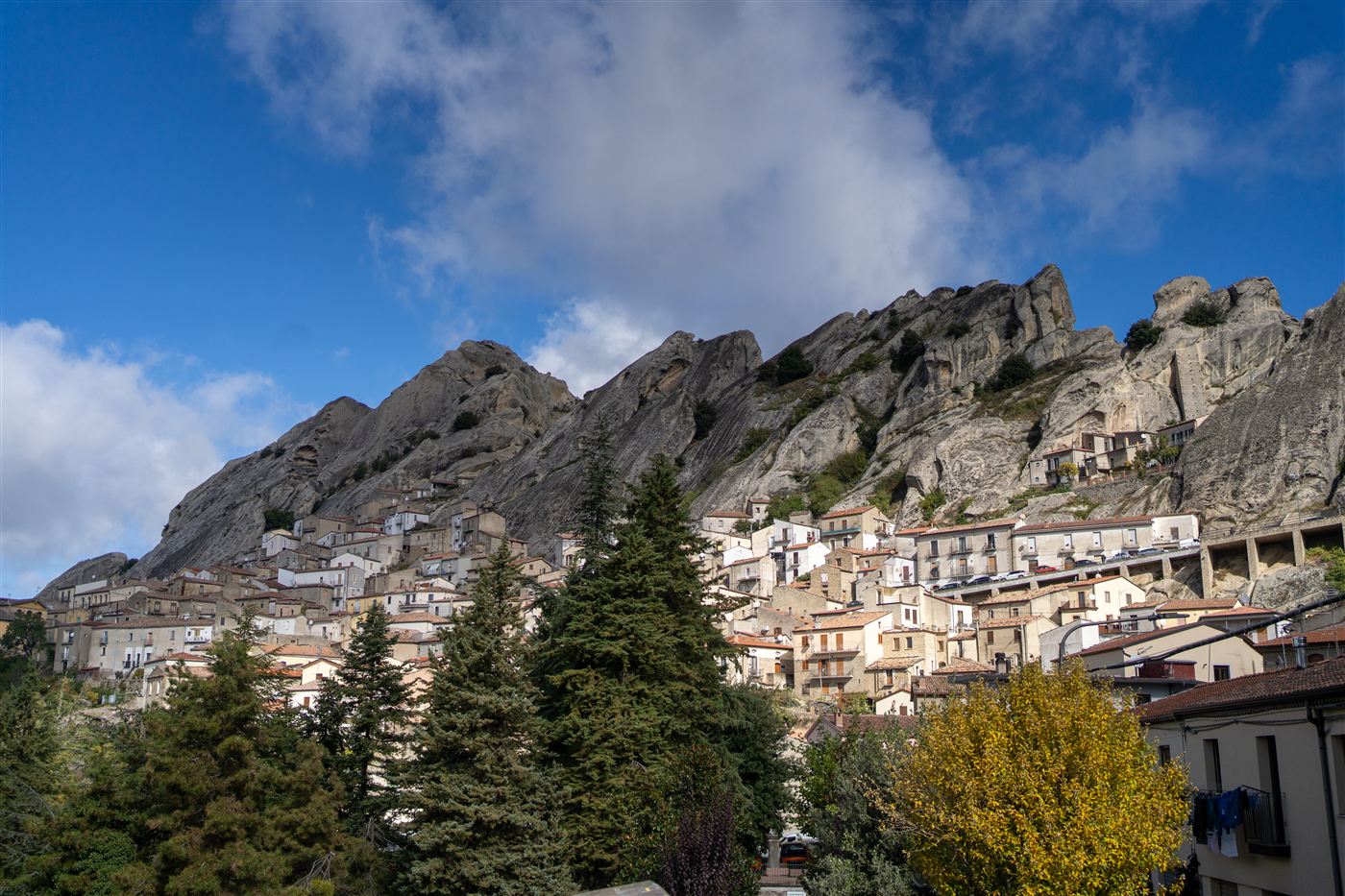 Pietrapertosa, le case aggrappate alle guglie di arenaria delle Dolomiti Lucane