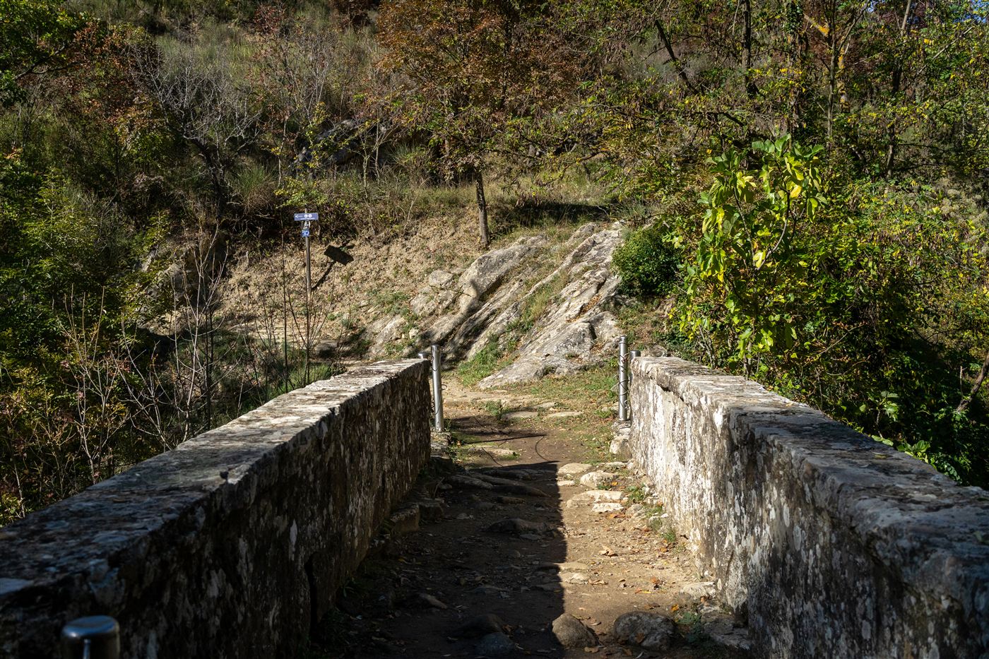 Ponticello in pietra sul torrente Caperrino, nel fondovalle tra i due paesi