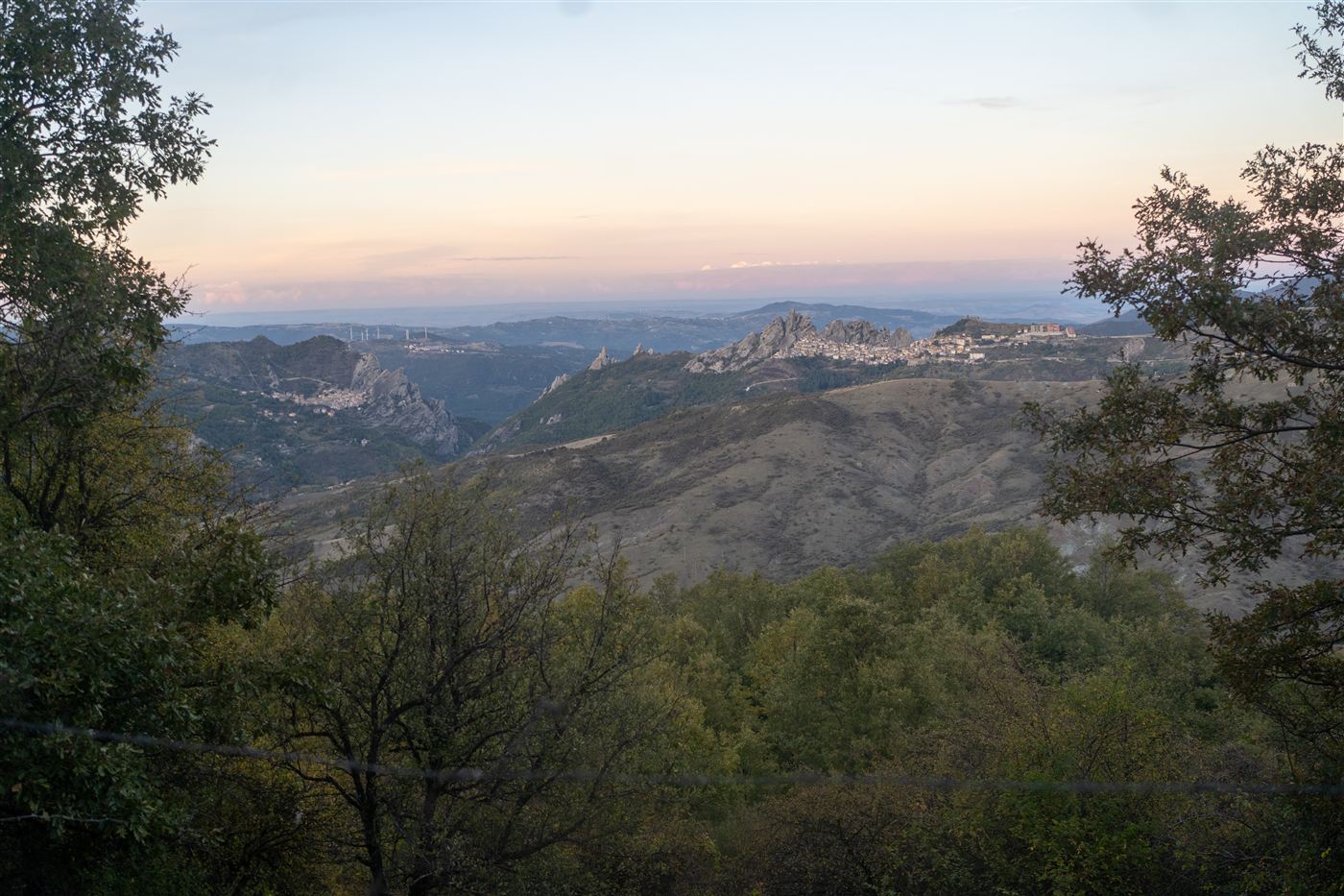 Le Dolomiti Lucane al tramonto, con i due borghi tra le guglie sullo sfondo